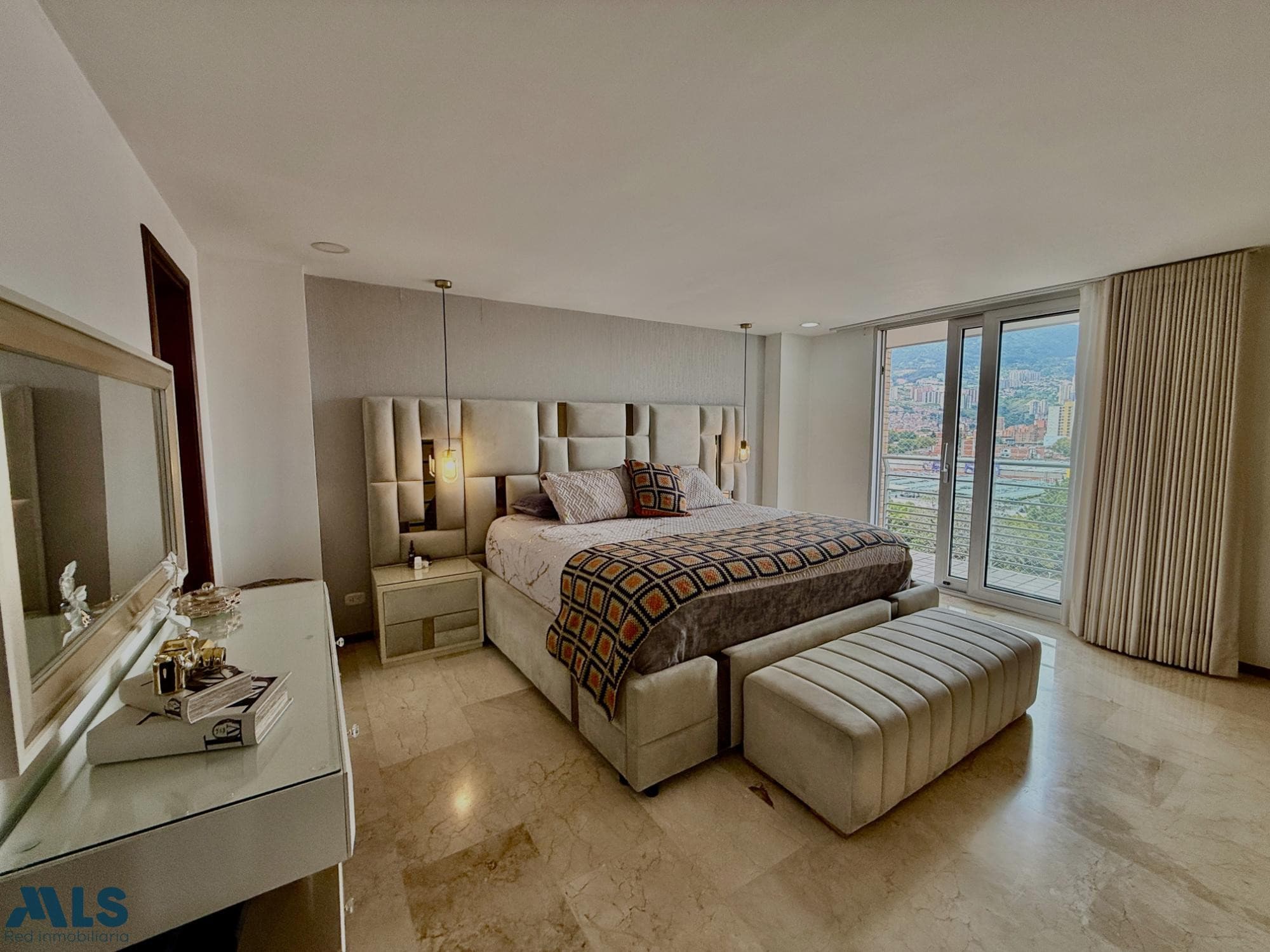 Apartamento triplex con terraza en Laureles